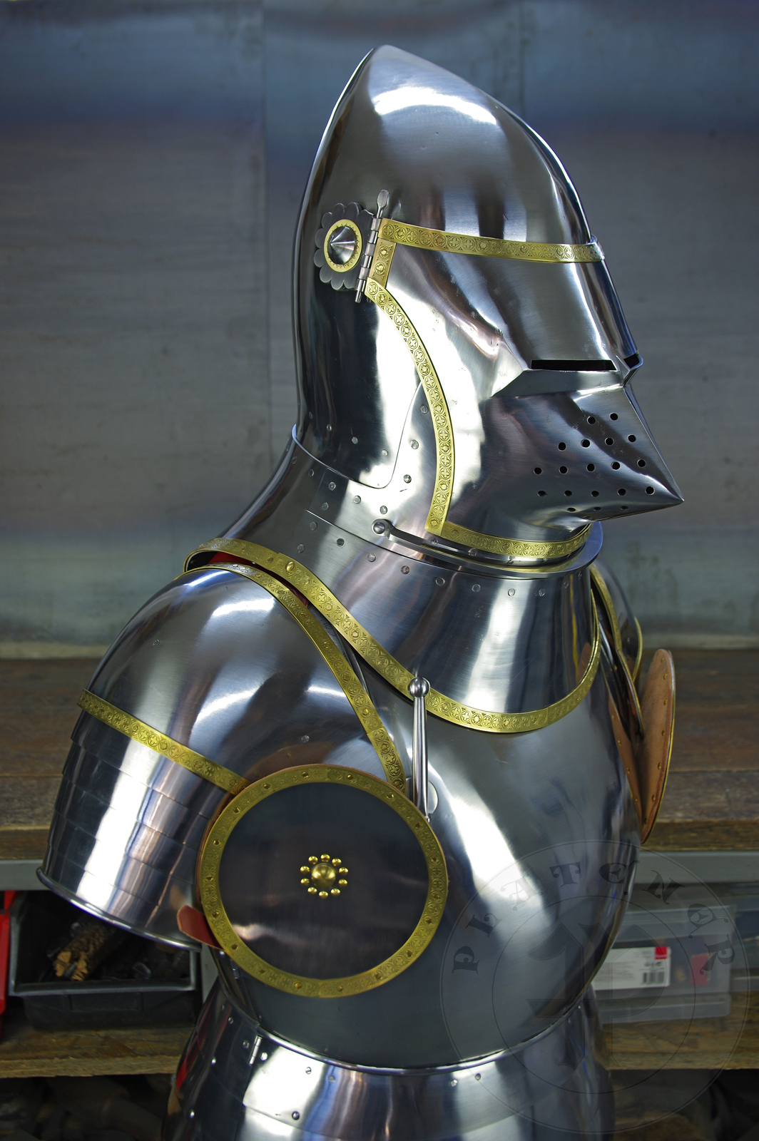 Part of armour inspired by depicts from Altar of St George of the Valencian school, circa 1410./Cz zbroi inspirowanej przedstawieniami z otarza w. Jerzego z warsztatu z Walencji, okoo 1410 rok.